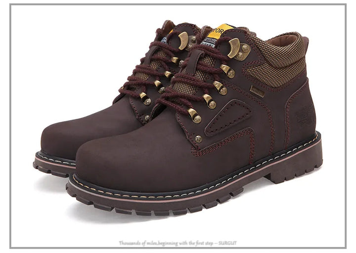 Actiefoto: heren waterdichte retro wintersneakers in de sneeuw, bieden warmte en grip. Ideaal voor buiten.
