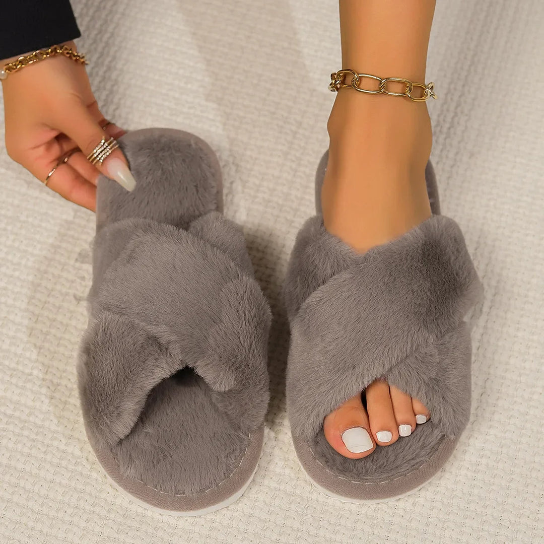 Instap fluffy pantoffels voor dames, gemakkelijk aan en uit te trekken.