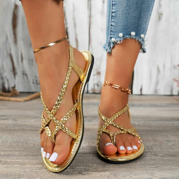Zwarte Hoymans dames slippers, gevlochten band, platte zool, ideaal voor casual zomerkleding.