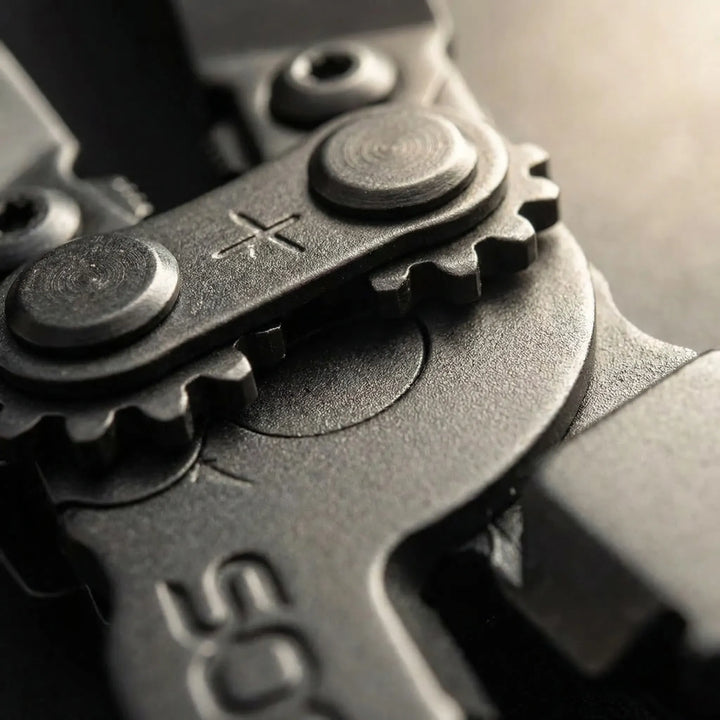 Robuuste opvouwbare multitool met tangen, perfect voor survival, wandelen en kamperen.