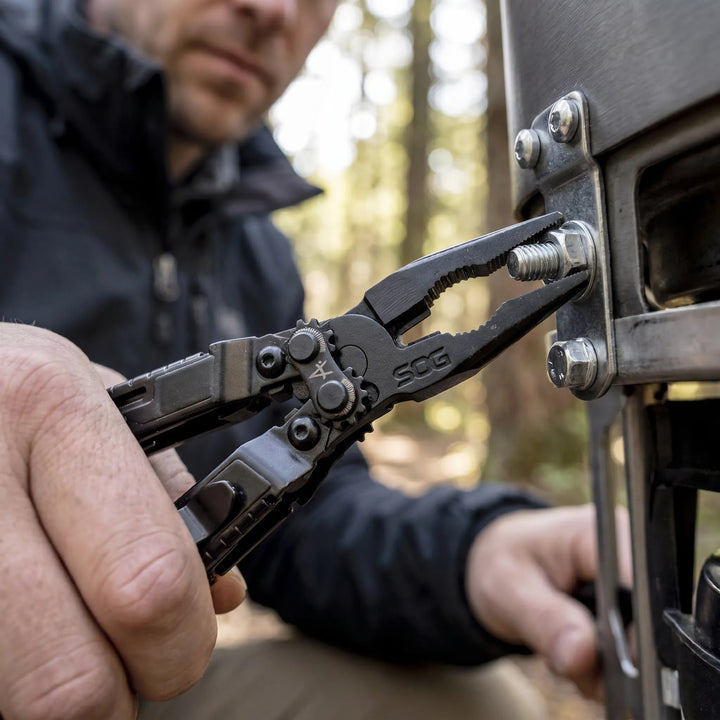 Compact opgevouwen zakgereedschap: de 18-in-1 multitool met tangen, handig voor elke EDC-kit.
