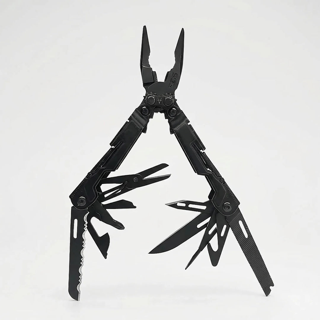 Multifunctionele 18-in-1 multitool met sterke tangen, onmisbaar outdoor gereedschap voor avonturiers.