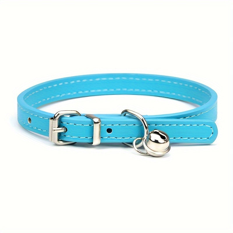 Verstelbare kattenhalsband van stijlvol kunstleer met veilige buckle en bel.