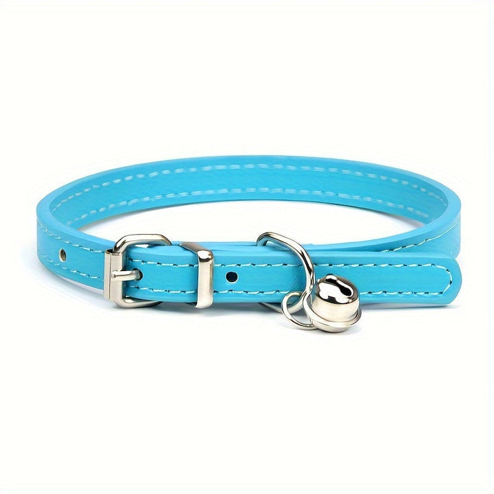 Nieuwe verstelbare kattenhalsband van kunstleer met veilige gesp en rinkelfunctie (bel).