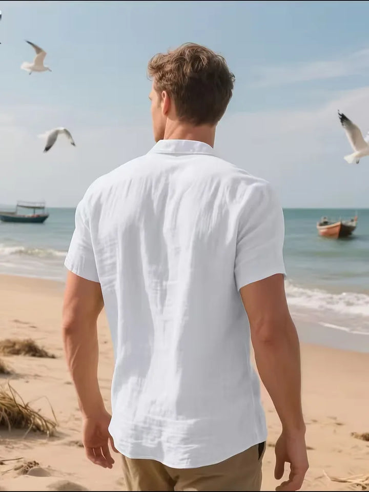 Zomers heren overhemd met korte mouw en borstzak, ideaal als strandkleding.