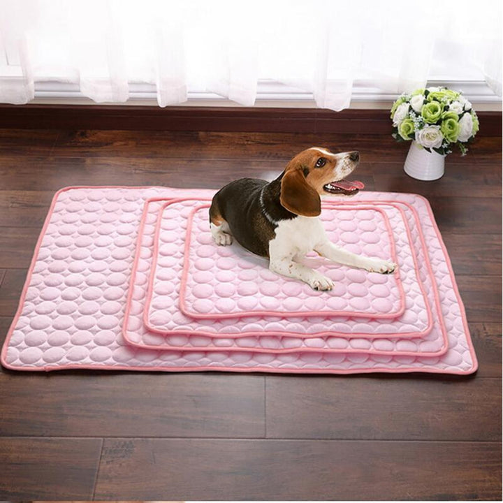 Relaxte hond of kat op verkoelende ijszijde mat, ideaal voor comfort tijdens hete zomerdagen.