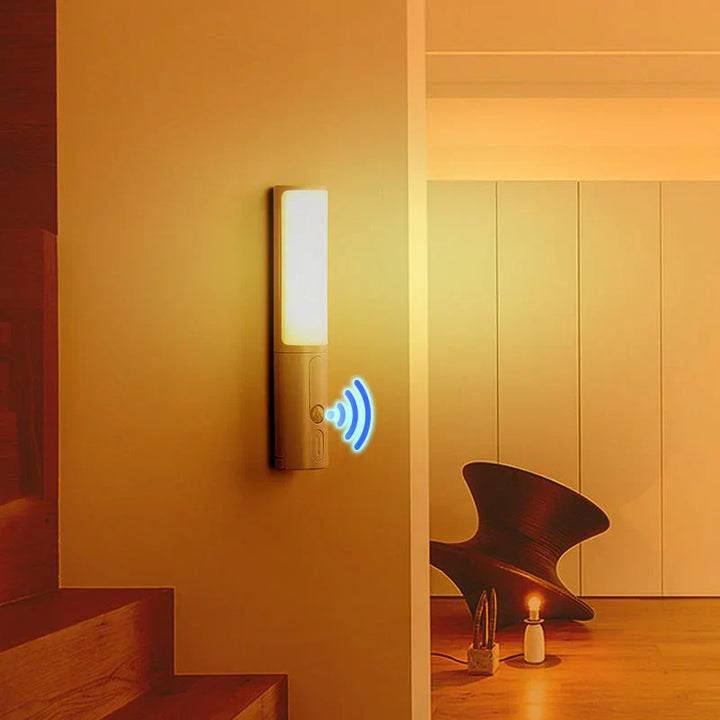 Moderne LED nachtlamp met bewegingssensor voor een veilige slaapkamer of hal. Oplaadbaar en draadloos design.