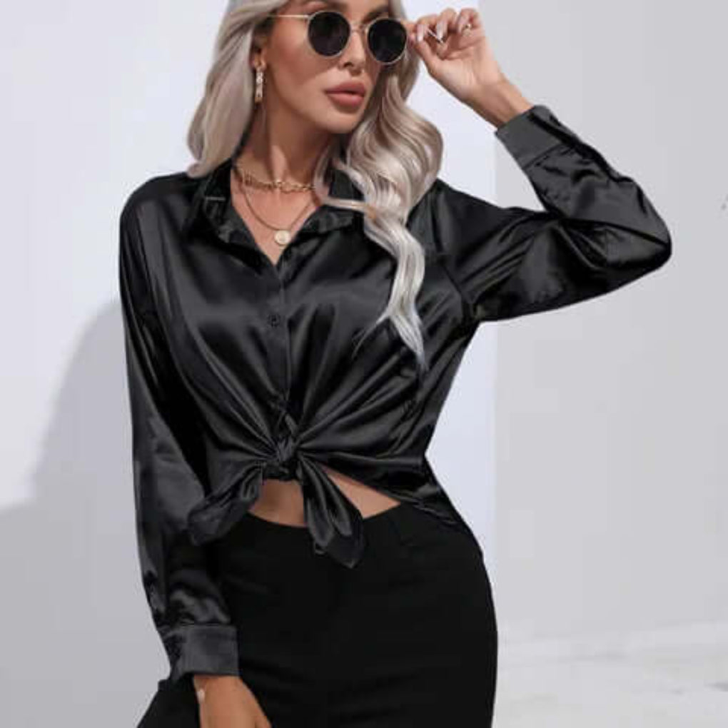 Trendy dames top met losse pasvorm, lange mouwen en glanzende stof, zeer veelzijdig.