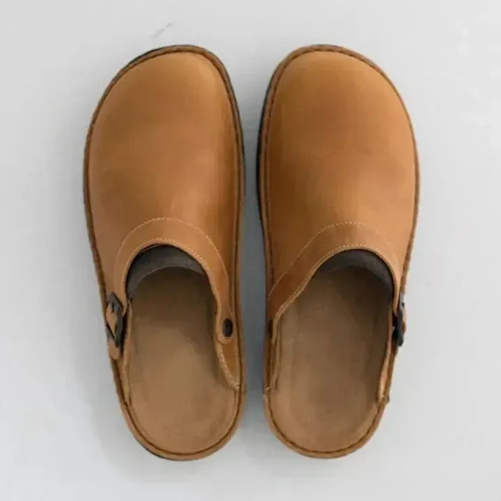 Comfortabele bruine leren herenslippers Elias, perfecte zomerschoenen voor heren.