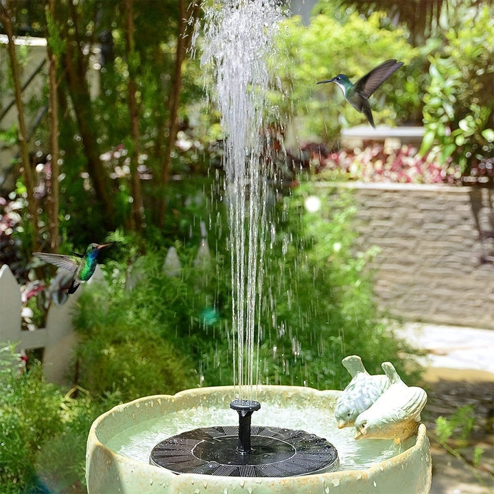 Milieuvriendelijke zonnepomp voor vijver, duurzaam en energiezuinig waterornament voor buiten.