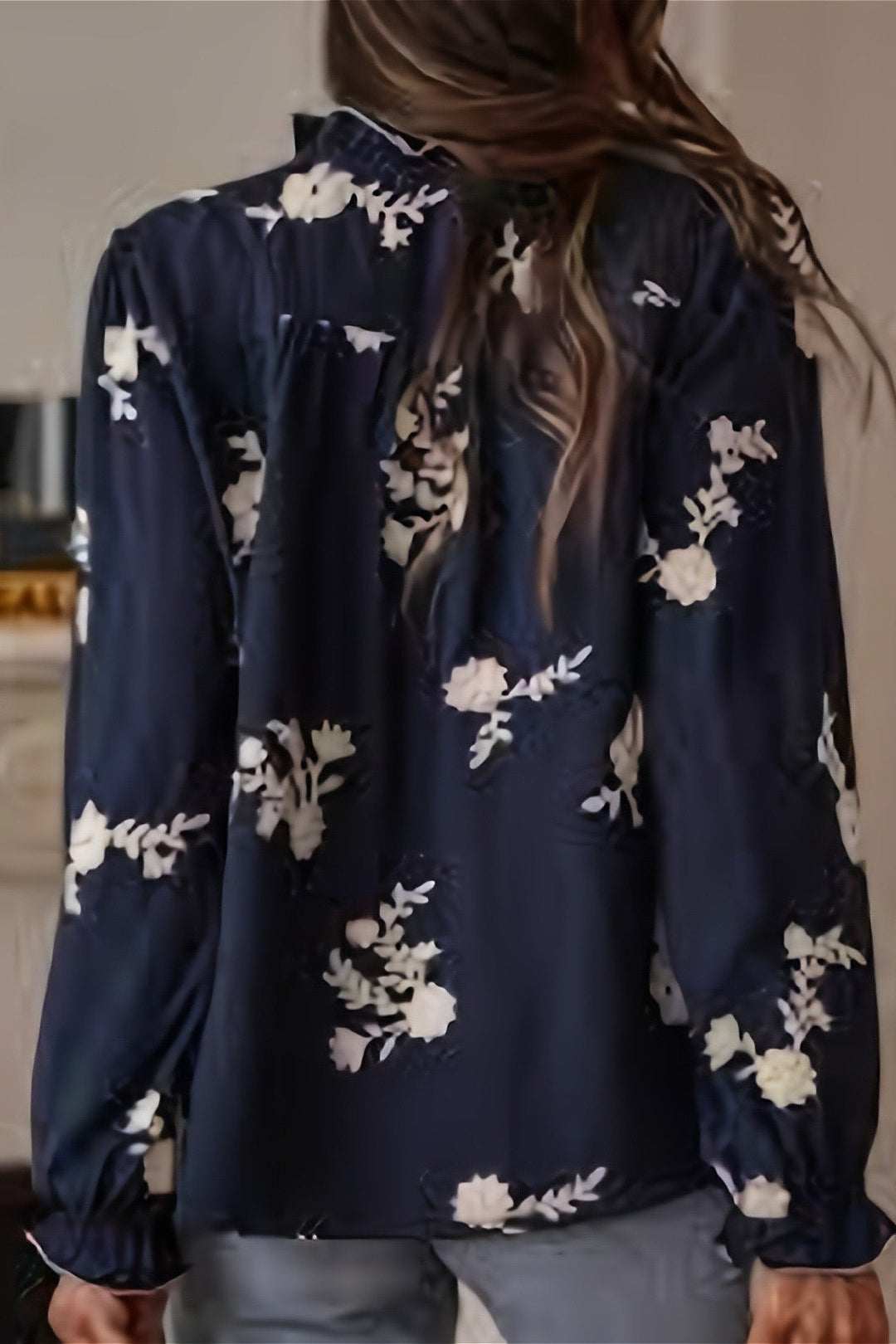 Damesbloes met prachtige bloemenprint en trendy wijde mouwen, een comfortabele en elegante zomer top.