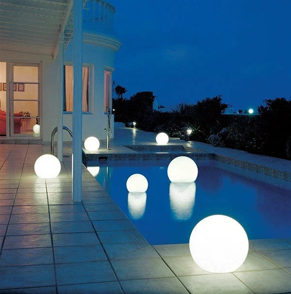 Bolvormige LED tuinverlichting, rond, waterdicht, draadloos en oplaadbaar voor optimale sfeer.