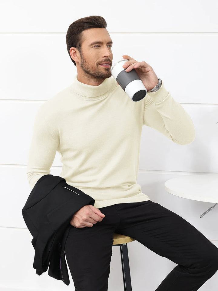 Donkerblauwe gebreide heren coltrui, warme winterkleding. Comfortabele en stijlvolle mannenmode.
