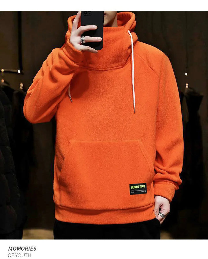 Details van een oversized heren hoodie: zachte stof en ruime capuchon, streetwear.