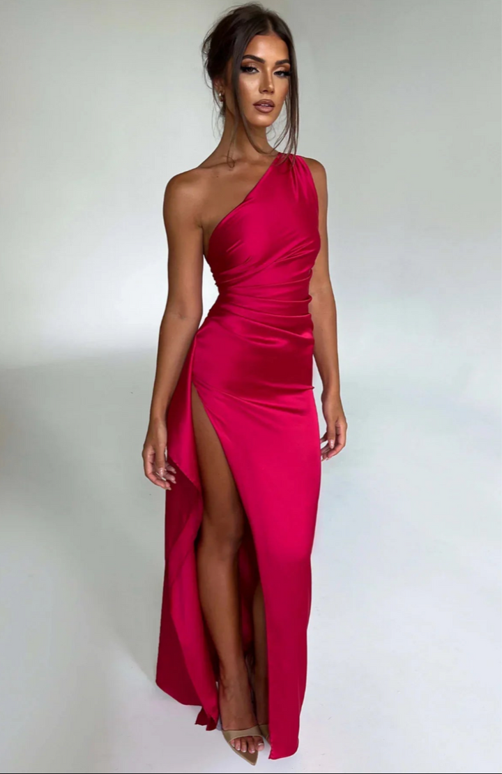 Elegante dames one-shoulder maxi jurk van geplooid satijn met split, ideaal als feest- of avondjurk.