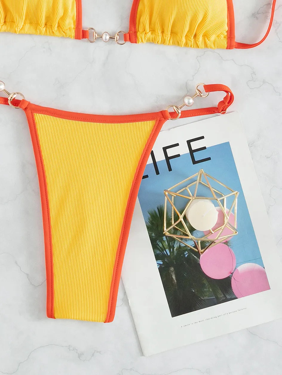 Zomerse dames Braziliaanse bikini met glanzend kettingaccent; perfecte sexy strandkleding.