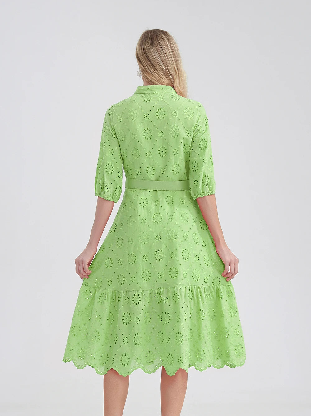 Stijlvolle damesjurk met V-hals en ruches, perfect voor zowel casual als geklede gelegenheden.