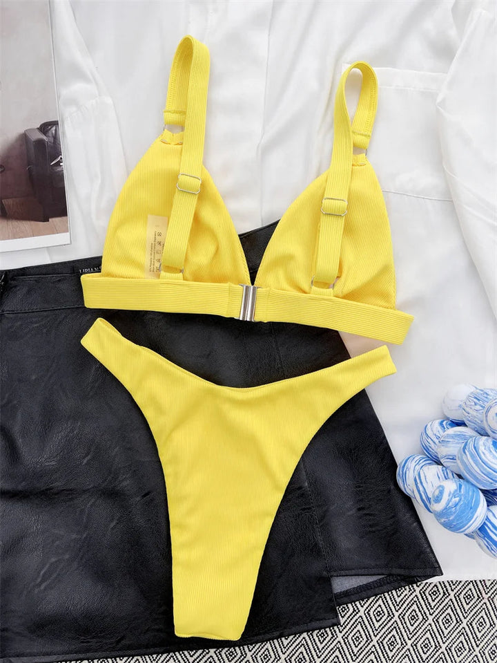 Volledige outfit: Dames Vera bikini, Braziliaanse stijl, push-up en ring details, klaar voor de zon.