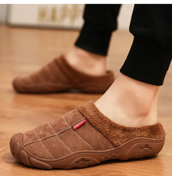 Stijlvolle warme heren instappers. Comfortabele antislip sloffen, perfect voor thuisgebruik.