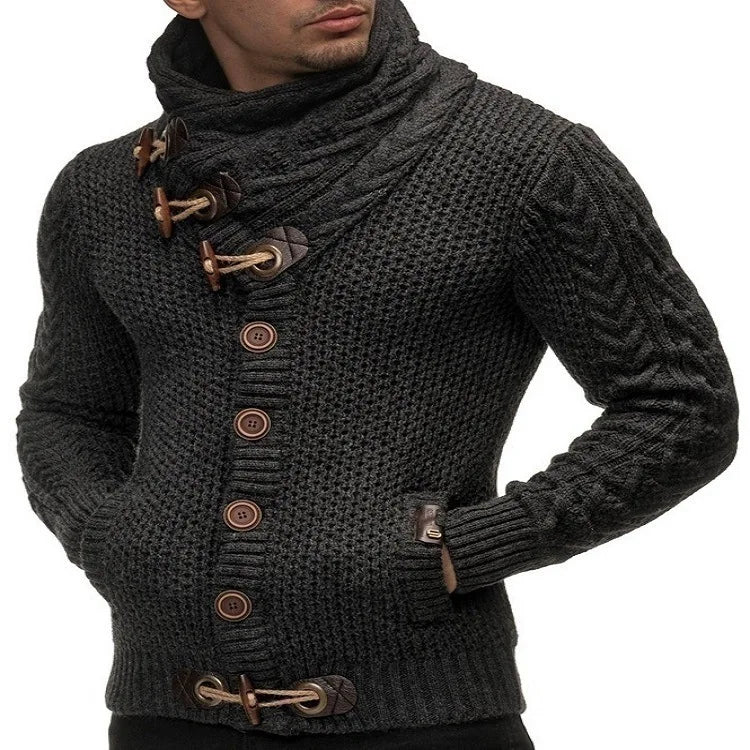 Man draagt warme, gebreide heren coltrui, ideaal voor de winter.