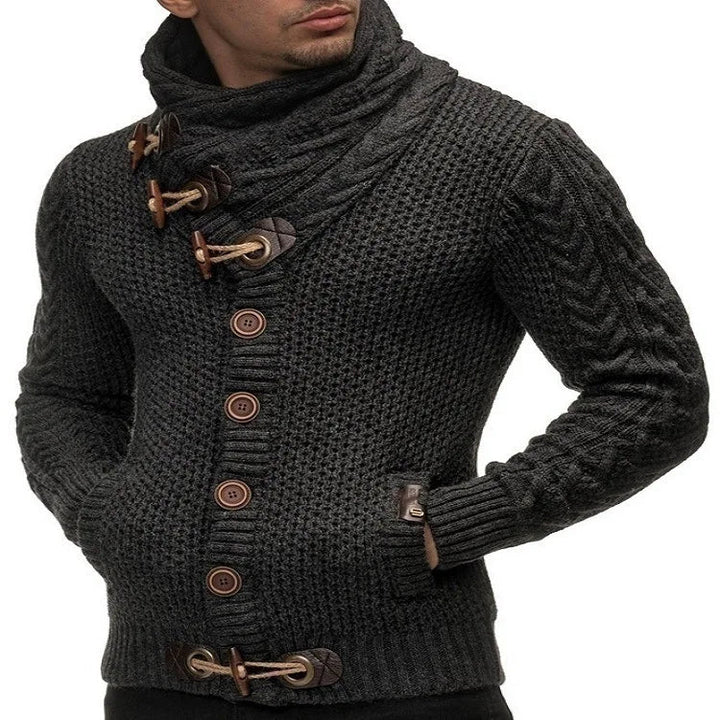 Man draagt warme, gebreide heren coltrui, ideaal voor de winter.
