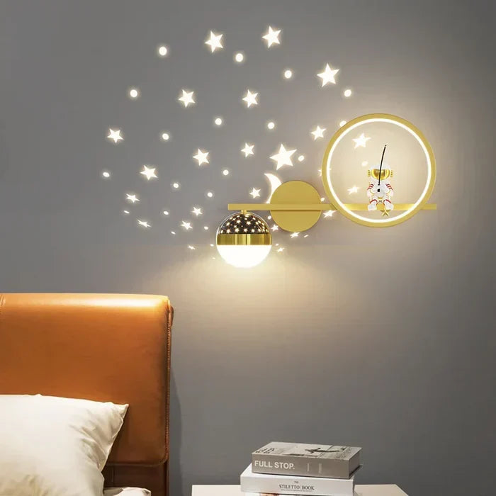 Moderne kinderkamer verlichting: GlowNest wandlamp met speelse driekleuren LED, eenvoudig te monteren.