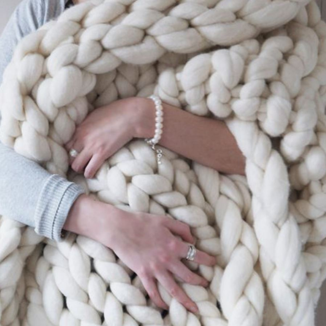Unisex creatief handwerk pakket voor een zacht acryl winterkleed. Leuk DIY project voor thuisdecoratie.