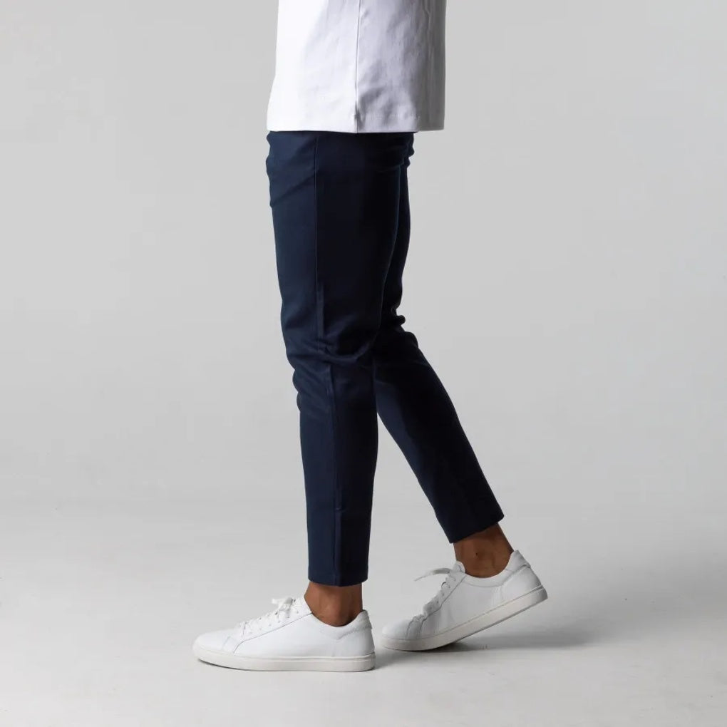 Netjes gevouwen grijze heren chino broek, toont de hoogwaardige kwaliteit en veelzijdige kleur. Elegante mode.