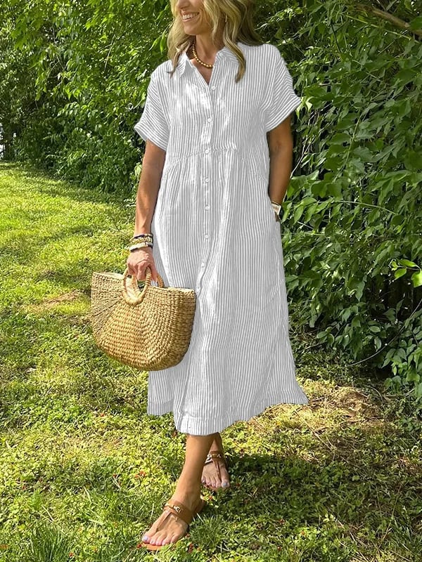 Comfortabele gestreepte blousejurk voor dames, gecombineerd met sandalen en tas. Lente/zomer.