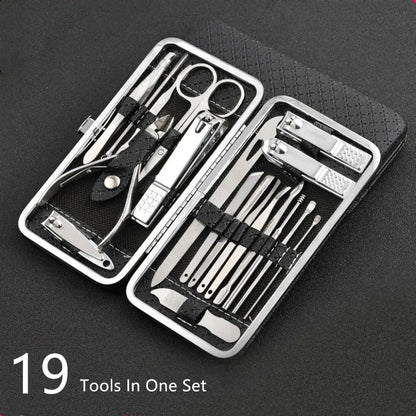"19-in-1 roestvrijstalen manicure set met draagbare case, inclusief ergonomisch gereedschap voor hand- en voetverzorging."