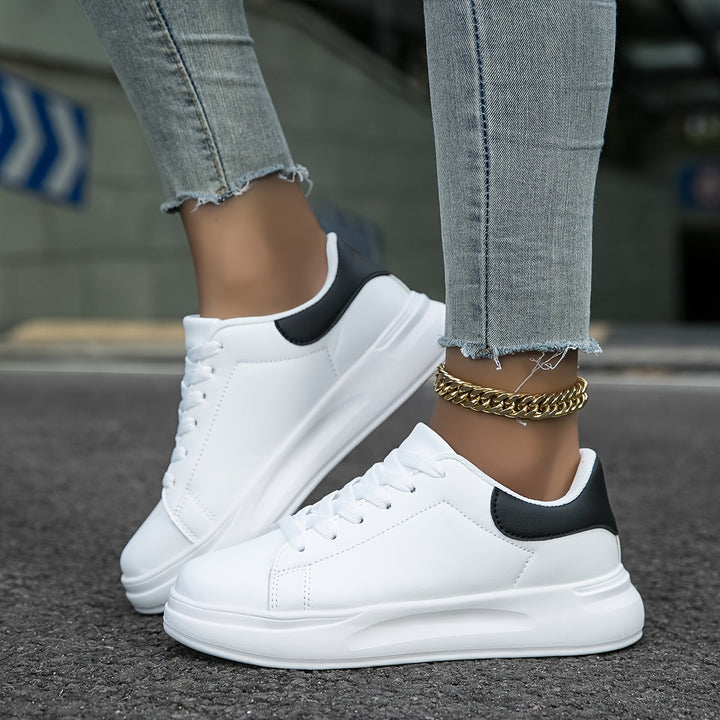 Witte dames sneakers met orthopedische kenmerken, bieden duurzame ondersteuning.
