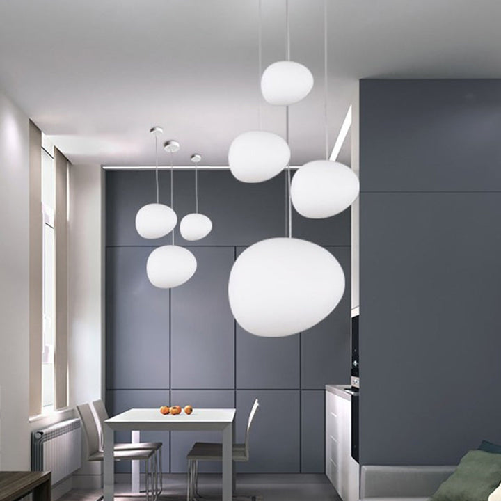 Minimalistische witte kiezel hanglamp; moderne plafondverlichting voor stijlvolle interieurs.