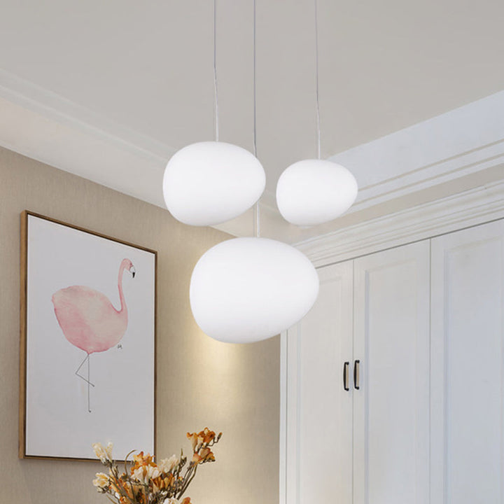 Moderne witte plafondlamp met uniek kiezel design; perfect voor minimalistische huisverlichting.