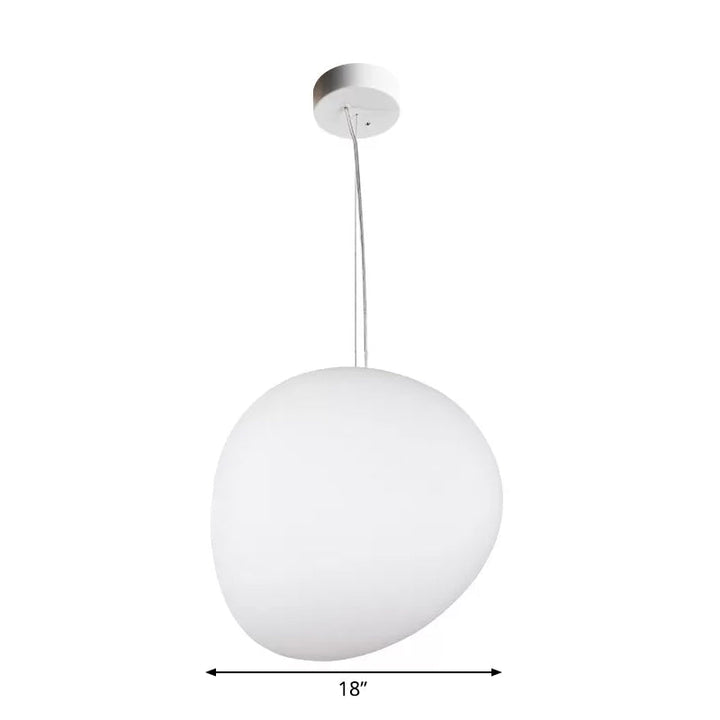 Abstracte kiezelvormige hanglamp; zwevende witte verlichting voor een modern en rustgevend interieur.