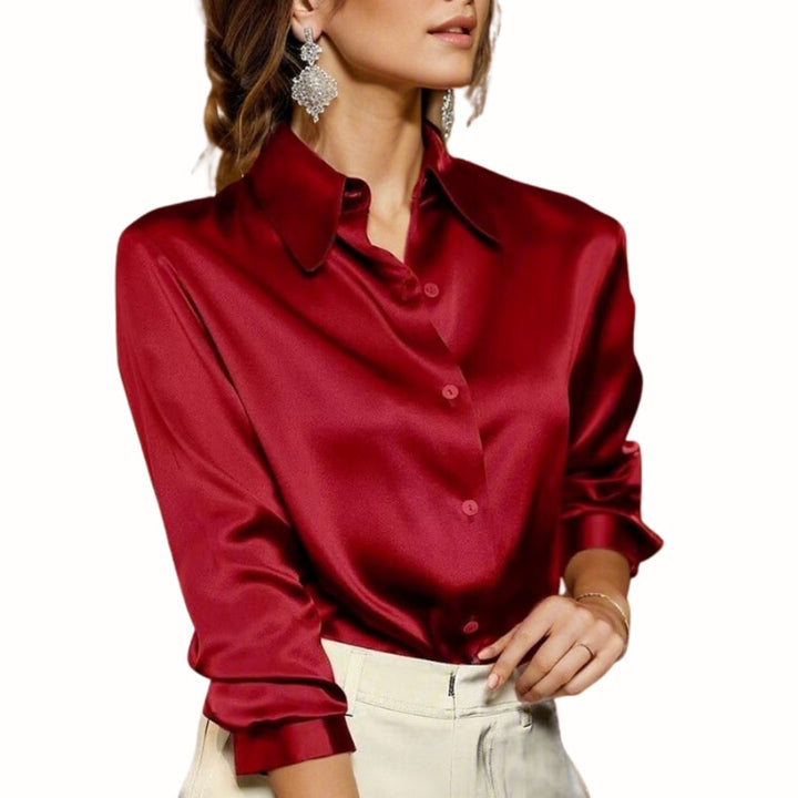 Elegante rode satijnen Elara blouse voor dames, ideaal voor een chique look of zakelijke gelegenheden.