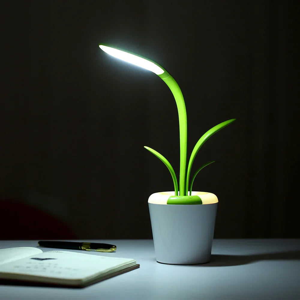Moderne LuminaFlex bureaulamp voor kantoor of thuiswerkplek; verstelbare LED verlichting met oogbescherming.