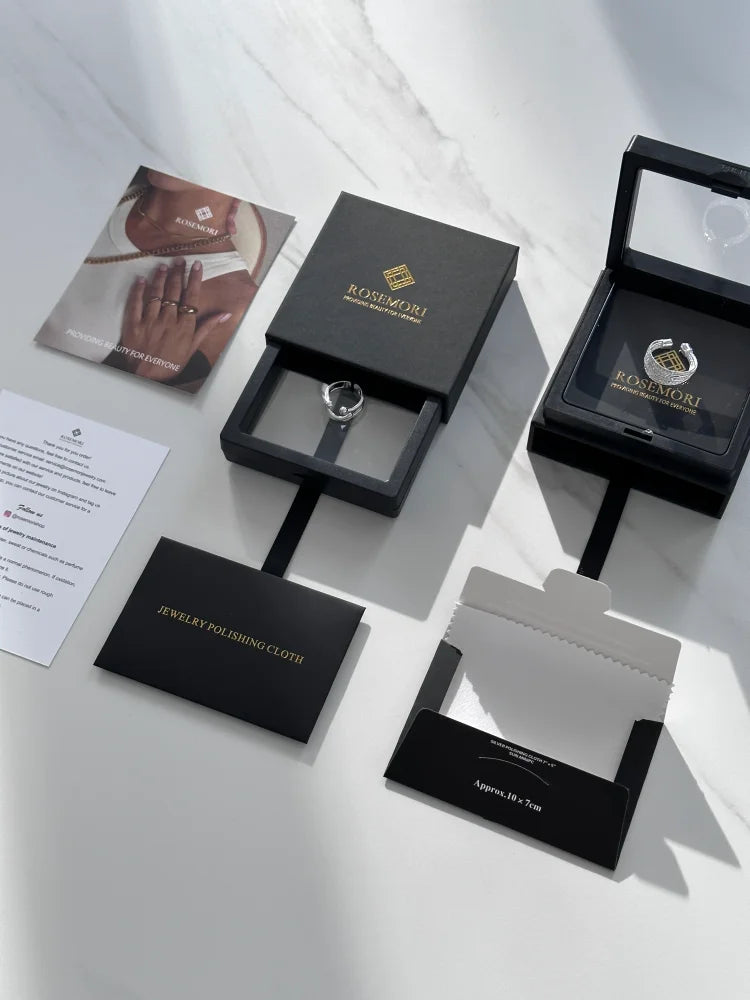 Verstelbare damesring met speelse smiley, een stijlvol zilverkleurig sieraad en modieus accessoire voor vrouwen.