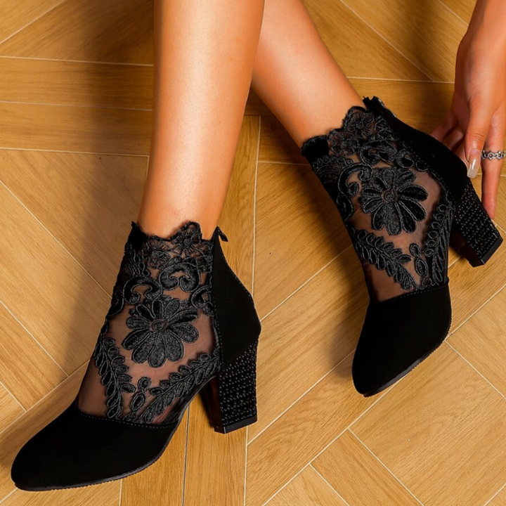 Elegante zwarte dames pumps met comfortabele hoge blokhak en fijn kant, ideaal voor avondkleding.