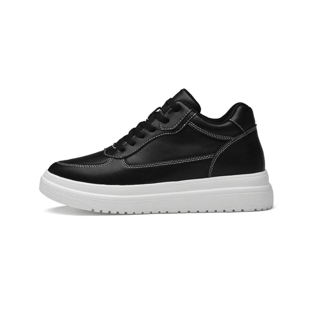Zwarte verhoogde herensneakers, discreet en comfortabel, voor een lengteverhoging tot 10 cm en een moderne uitstraling.