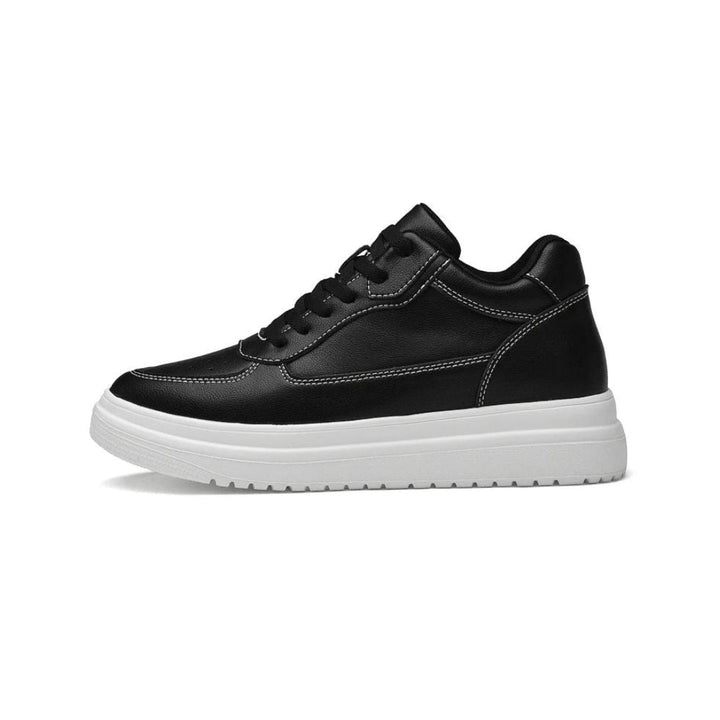 Zwarte verhoogde herensneakers, discreet en comfortabel, voor een lengteverhoging tot 10 cm en een moderne uitstraling.