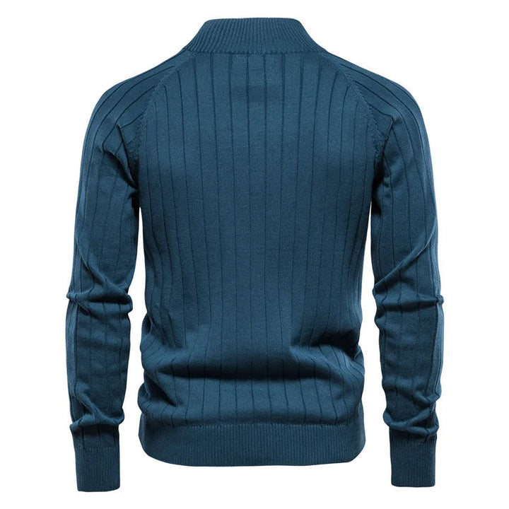 Mannenmodel draagt een comfortabel gebreid vest met rits, perfect voor een laagjeslook in de winter.