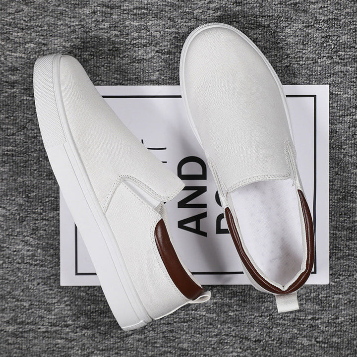 Zwarte canvas slip-on herenschoenen met witte comfortzool, modieus en praktisch voor vrije tijd.