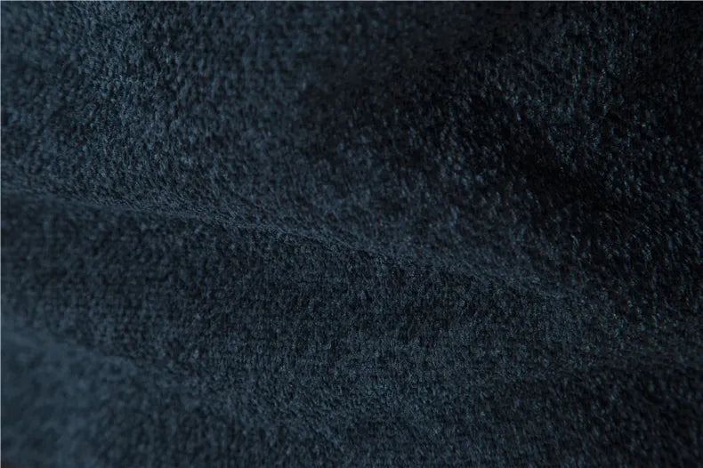 Man draagt stijlvol heren gebreid vest buiten, ideale wintermode voor streetstyle.