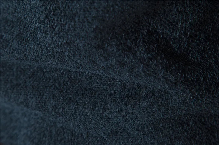 Man draagt stijlvol heren gebreid vest buiten, ideale wintermode voor streetstyle.