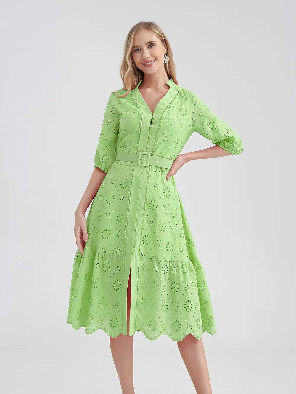 Comfortabele en vrolijke dames zomerjurk met ruches en een verleidelijke V-hals.