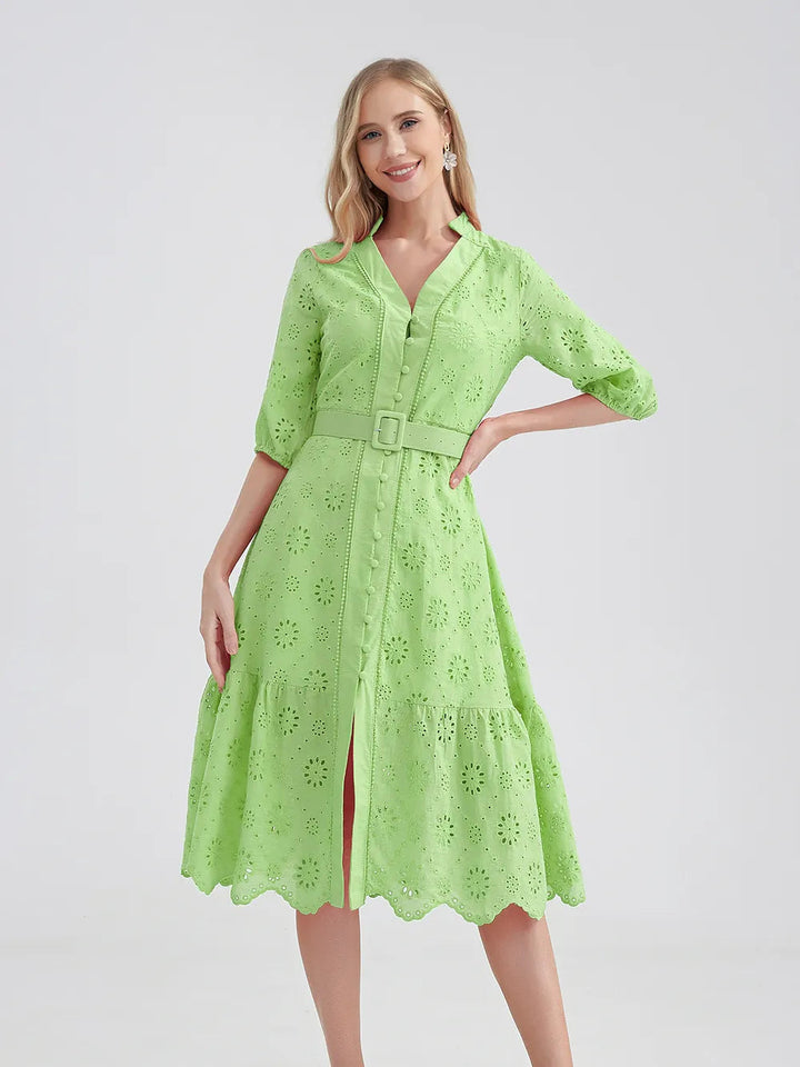 Comfortabele en vrolijke dames zomerjurk met ruches en een verleidelijke V-hals.