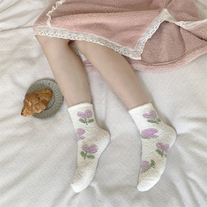 Warme dames sokken met vrolijke print, combineert stijl en comfort voor thuis. Lounge sokken.
