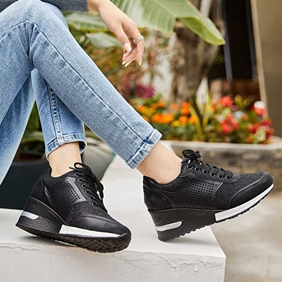Trendy dames sleehak sneakers in stof, met verhoogde zool voor extra comfort en een casual stijl.