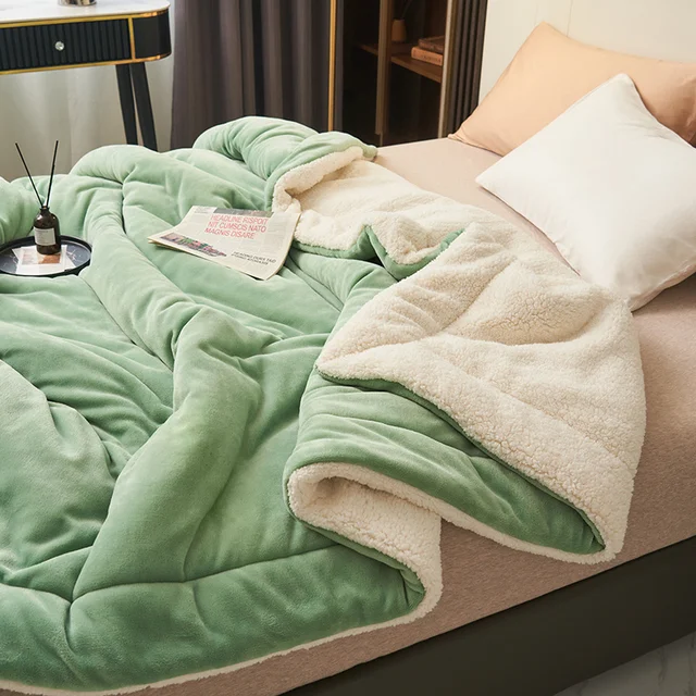 Netjes opgevouwen SoftHug luxe fleecedeken, ideaal als slaapdeken of decoratief element.