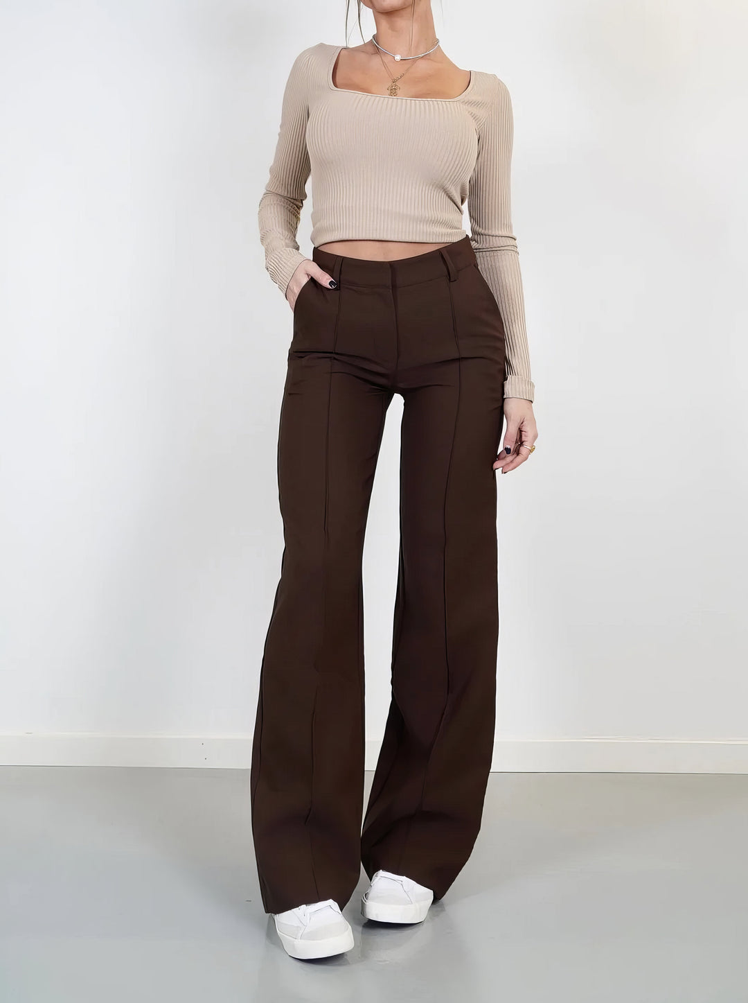 Zakelijke dames pantalon met hoge taille, rechte pijpen, professionele uitstraling op kantoor.